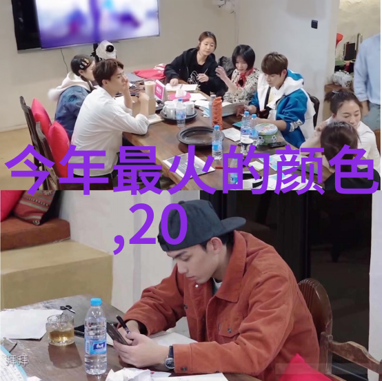 白色连帽卫衣搭配金色马甲